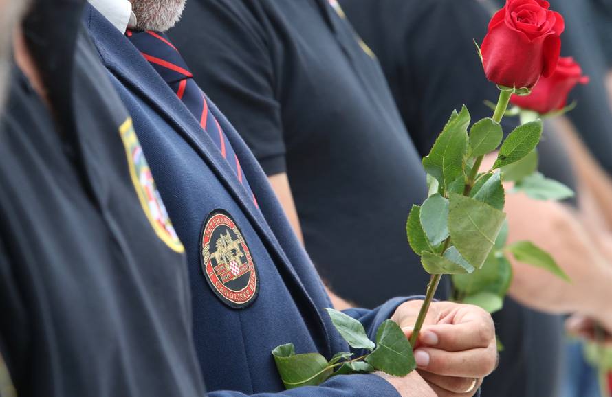 Imotska krajina oprostila se od svoga komodora Ivice Tolića