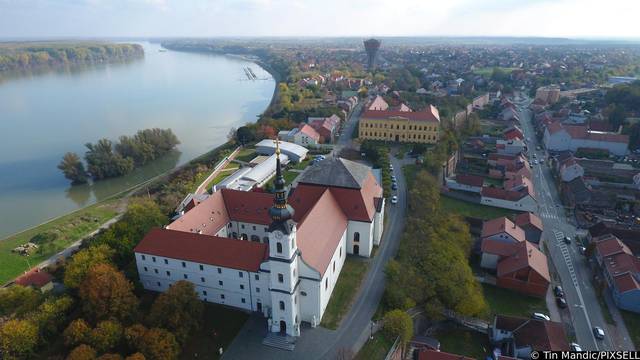 Vukovar: Crkva svetog Filipa i Jakova