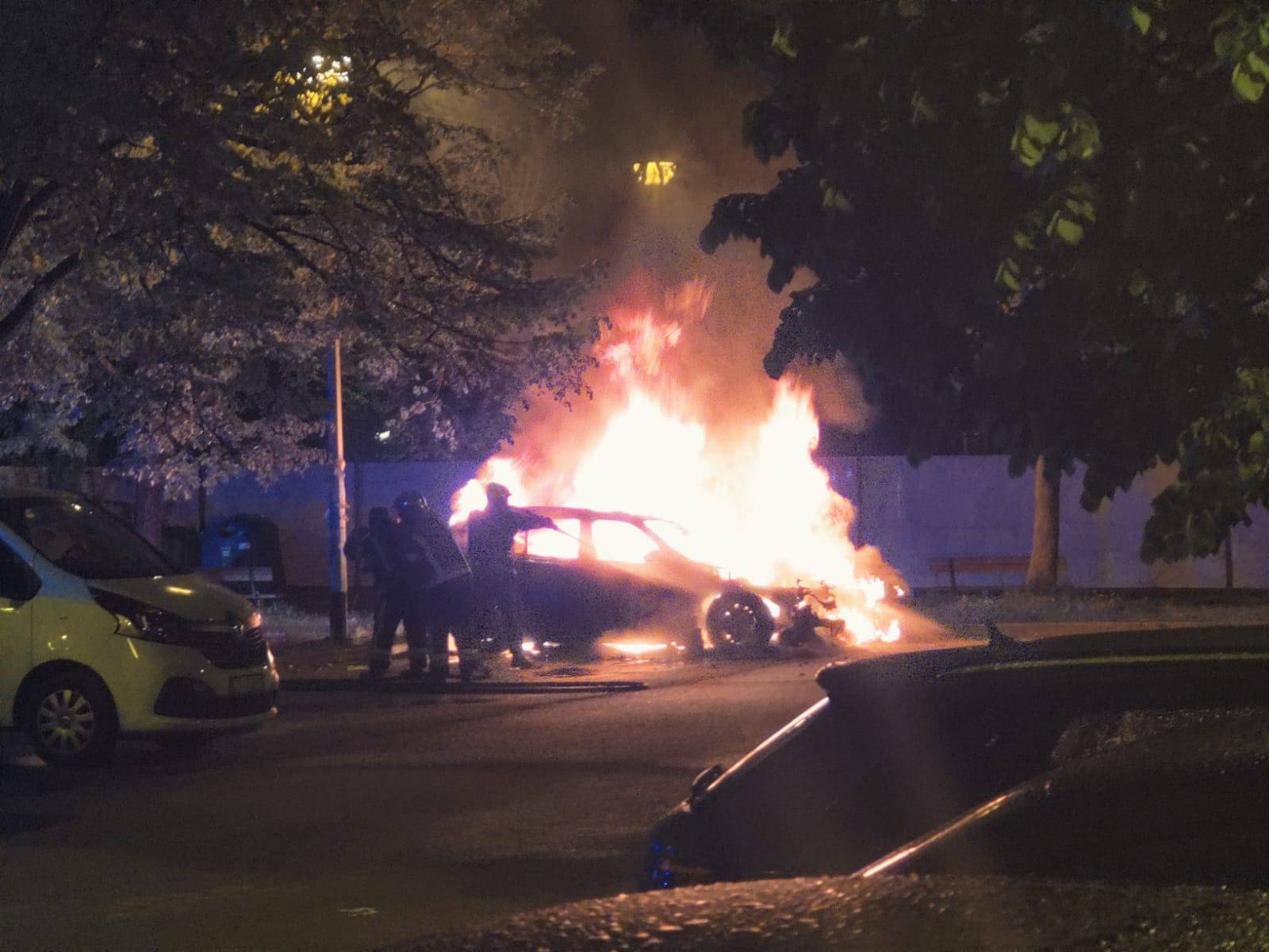 VIDEO Buktinja na zagrebačkim cestama: Gorjeli automobili na parkiralištu u Ravnicama