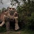 Umjetnik pretvara reciklirano drvo u divne divovske trolove