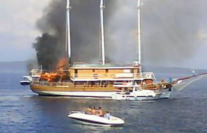 Drveni jedrenjak potpuno izgorio u blizini Kornata
