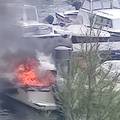 FOTO U Malom Lošinju gorjelo pet brodica, jedan čovjek u  požaru je zadobio opekline