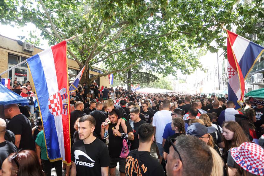 Brojni obožavatelji na ulicama Sinja uoči Thompsonovog koncerta