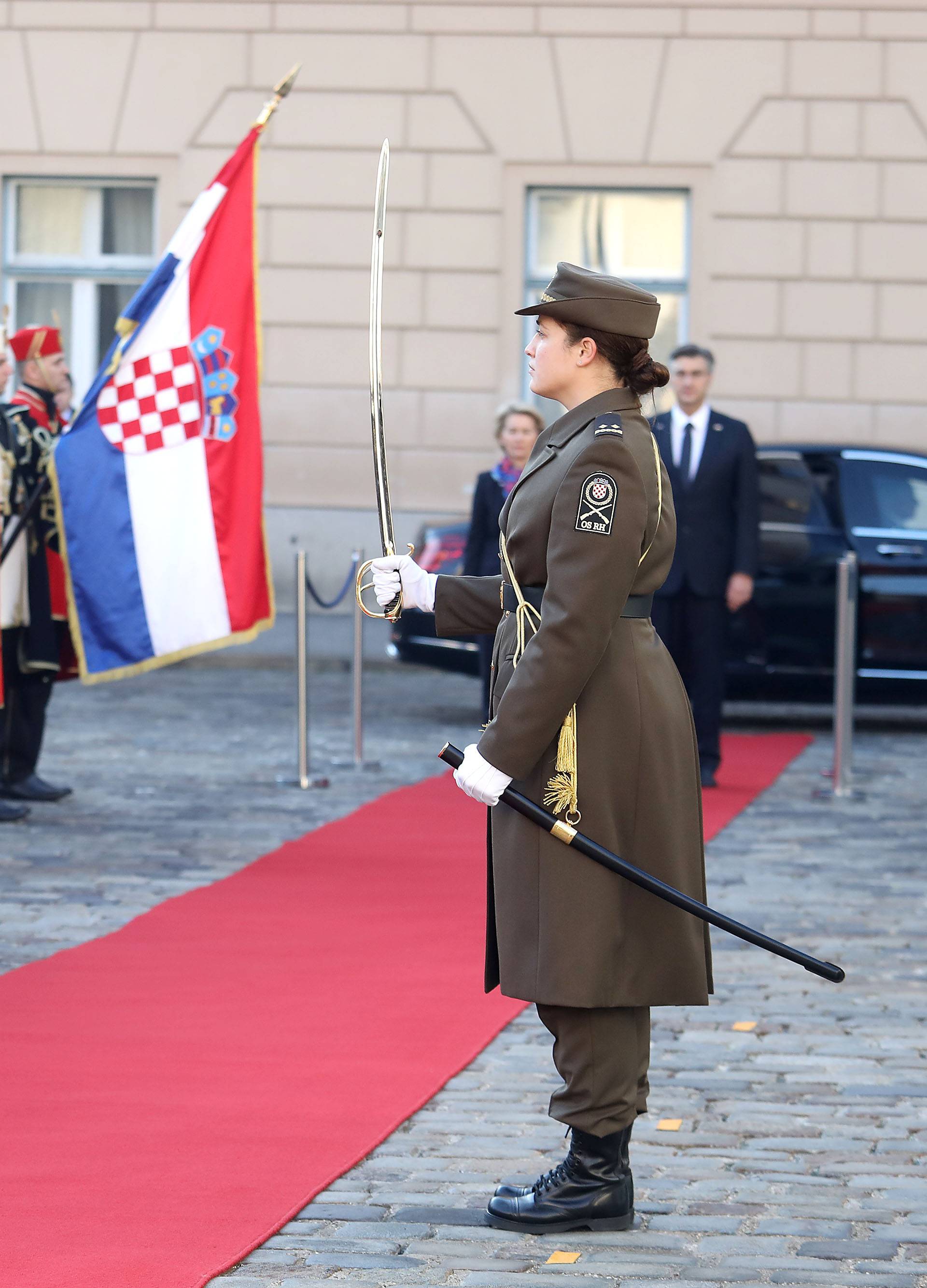 Časnica Kojundžić zapovijedala počasnom postrojbom na dočeka Ursule von der Leyen