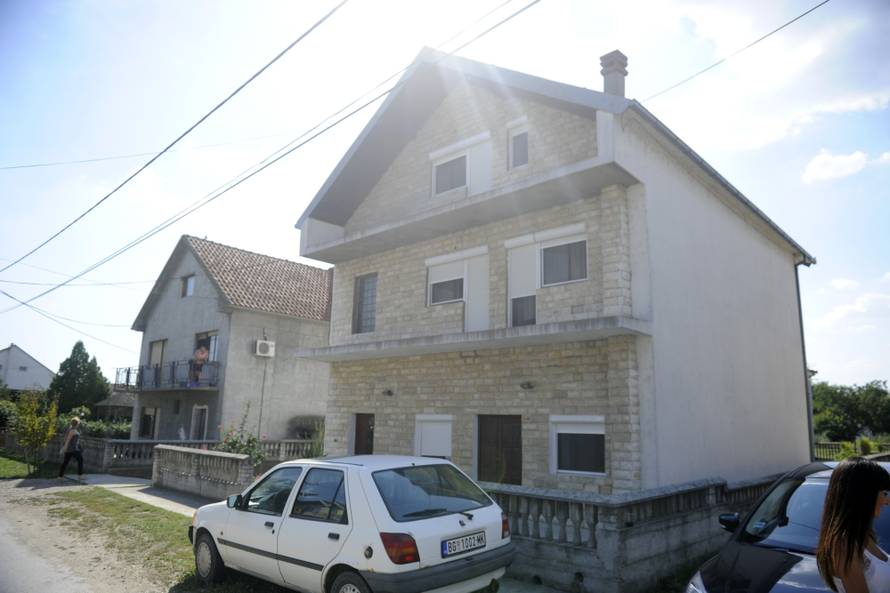 "Čedo je invalid od 50 kg koji sam  ne može niti gaće obući..."