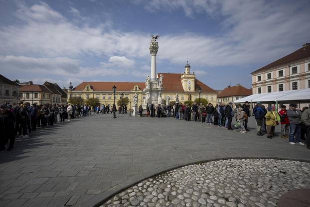 Osijek: Tradicionalna podjela blagdanskog fiš paprikaša na Trgu Svetog Trojstva