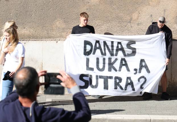 Šibenik: Šibenski  maturanti su norijadu posvetili Luki Milovcu sa 19 minuta šutnje i 19 bijelih balona