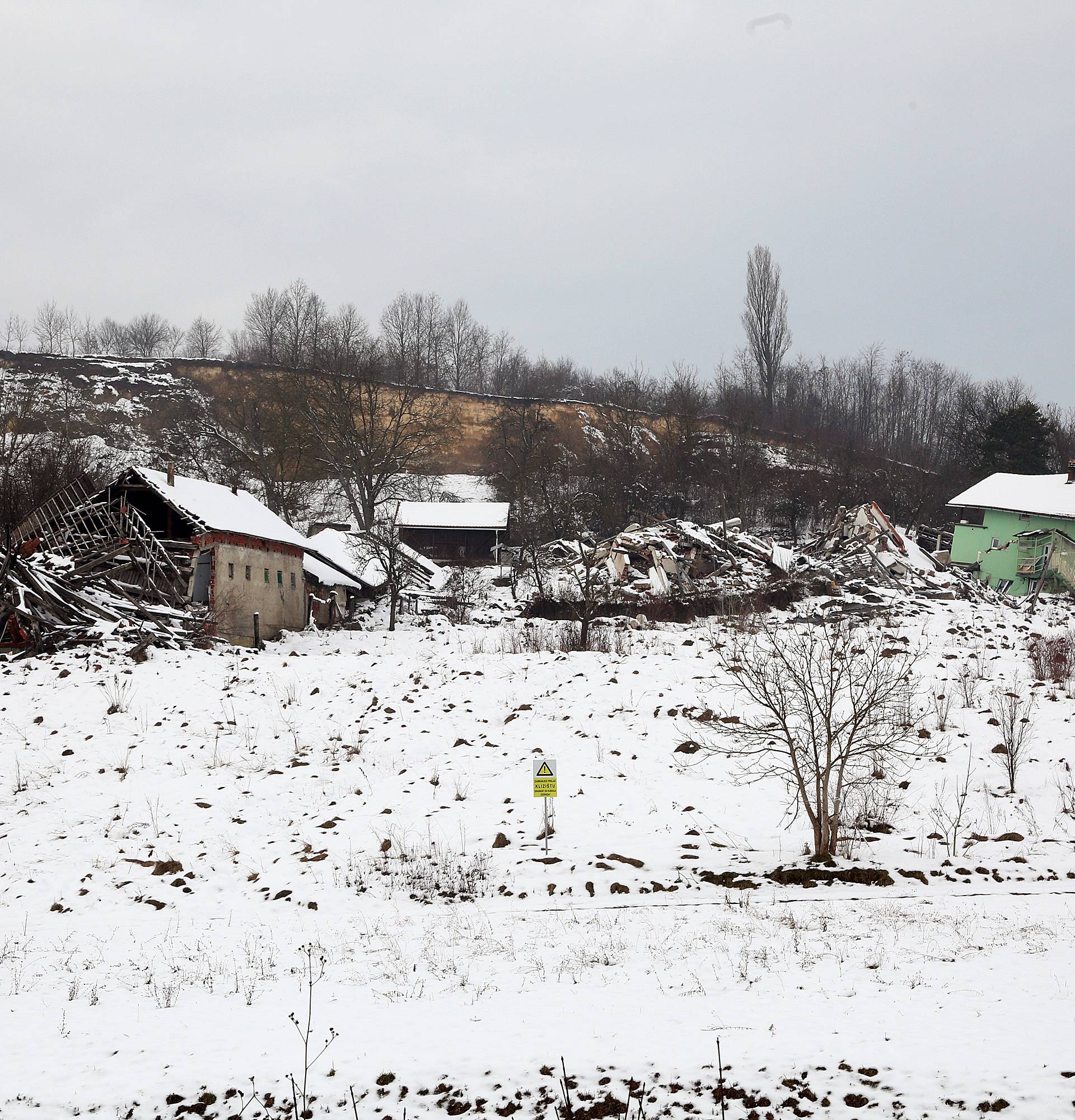 Alisu (3) čuva medo: Ostala je bez kuće u odronu u Kostajnici