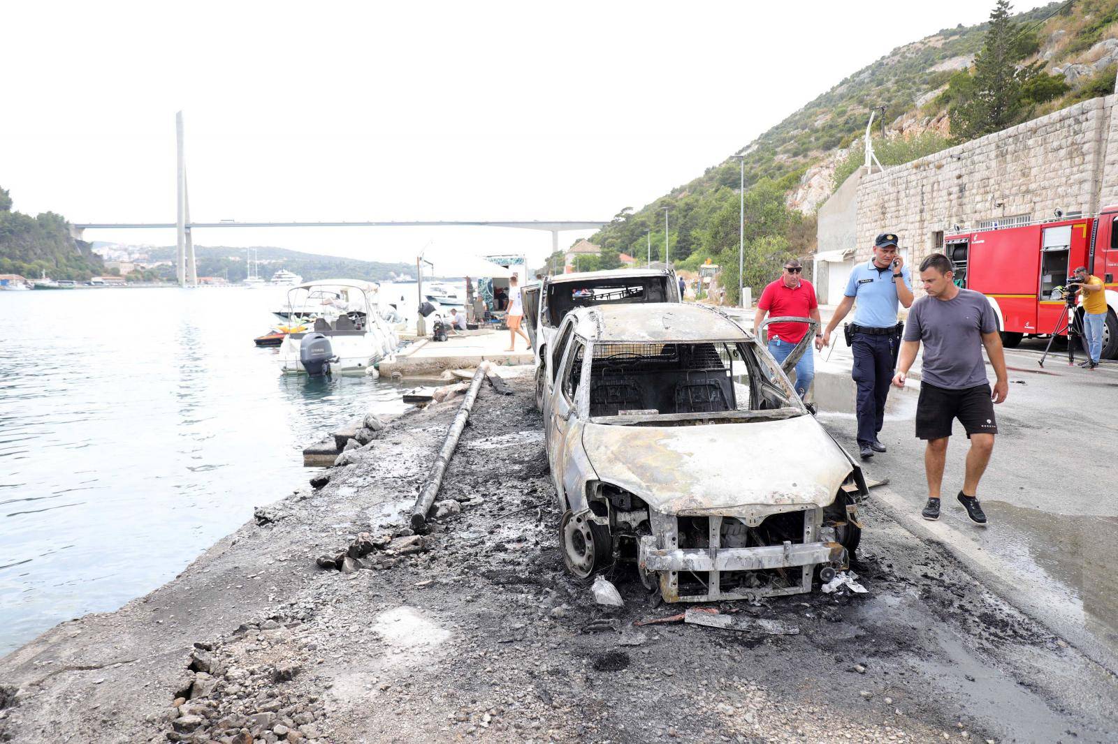 VIDEO Požar kod Dubrovnika: Gorjele brodice, jedan kombi, automobili, crni dim je posvuda