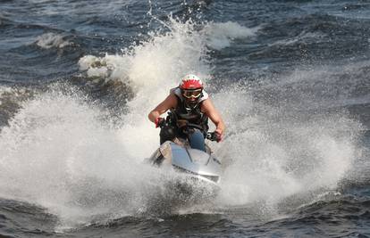 Unajmio jet ski da vidi svoju djevojku koja živi na otoku, ali zaboravio napuniti rezervoar...