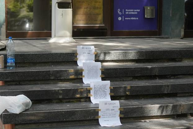 Novi Sad: Studenti u blokadi novosadskih fakulteta organizirali su skup pod nazivom "Crveni karton" ispred zgrade Osnovnog suda