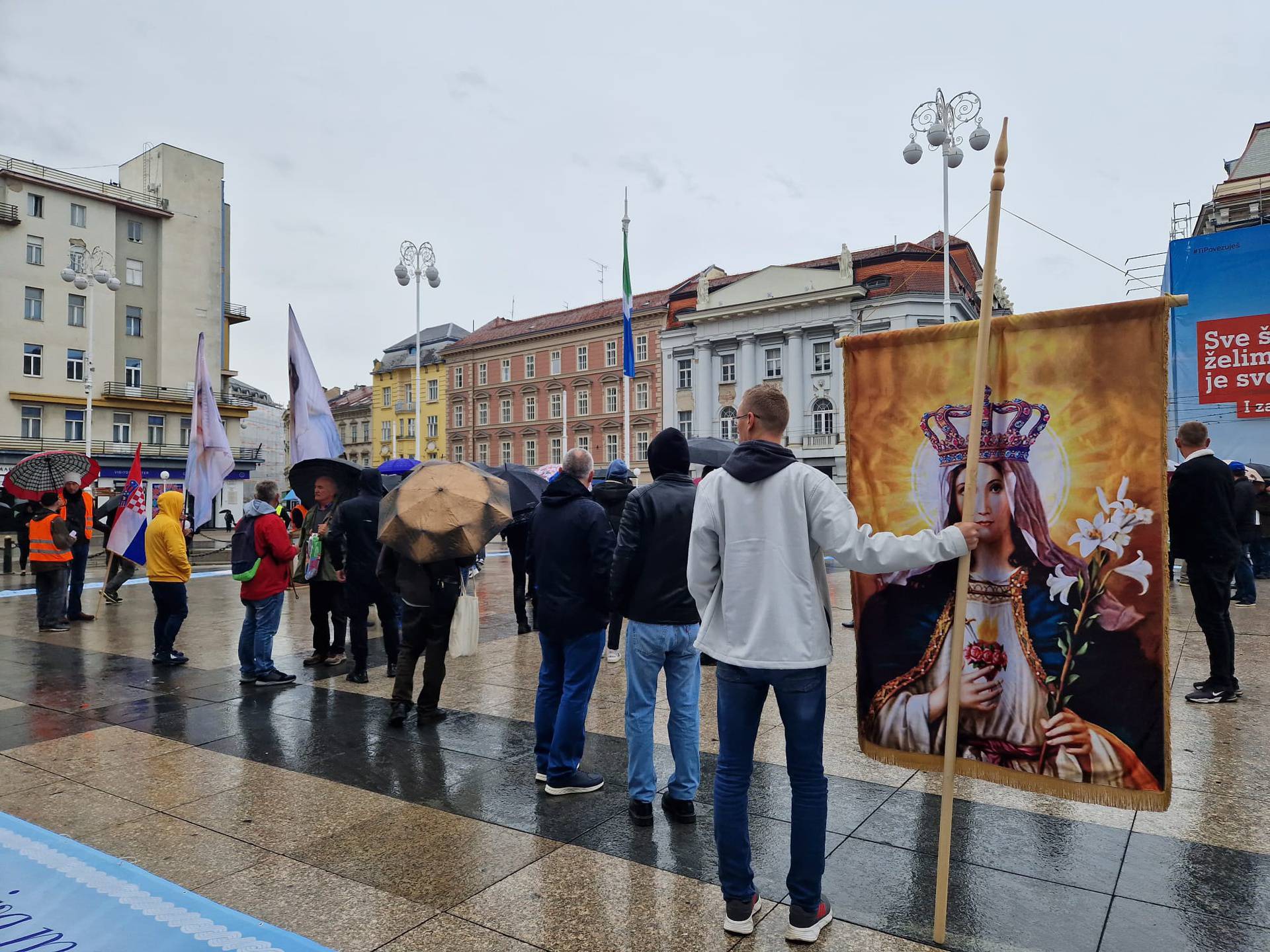 FOTO Molitelji za 'duhovni autoritet' okupili se na kišnom Trgu, bili su i kontraprosvjednici