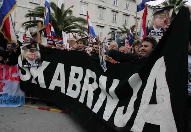 ARHIVA - Prepuna splitska riva tijekom skupa podrške uhićenom generalu  