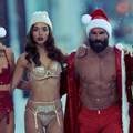 Milijunaš čestitao Božić okružen seksi curama: Pozirali golišavi