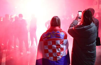 VIDEO Navijači iz Mostara bakljadom proslavili broncu!