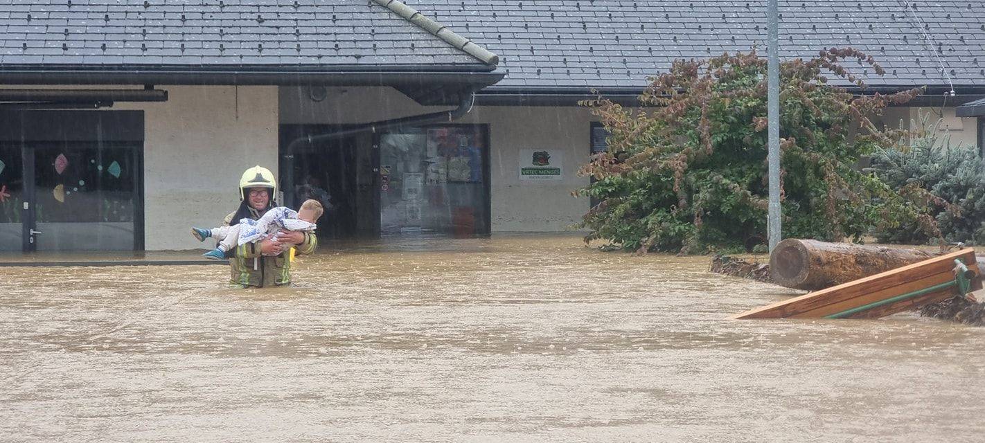 FOTO Vatrogasci spašavali djecu iz vrtića u Sloveniji, prestrašene ih iznosili u rukama po poplavi