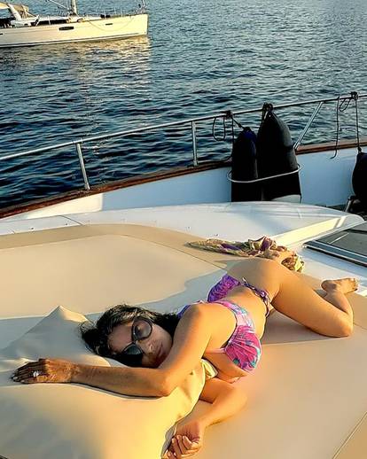 FOTO Salma Hayek slavi 58. rođendan: Fanove je počastila s 18 novih fotografija u bikiniju!