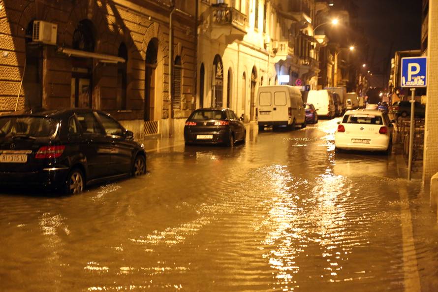 Rijeka: Jako jugo podignulo je razinu mora te su poplavljene ulice na gradskoj trÅ¾nici i riva