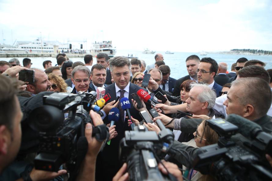 Kerum kao Papa pratio misu s prozora, stigao je i Plenković