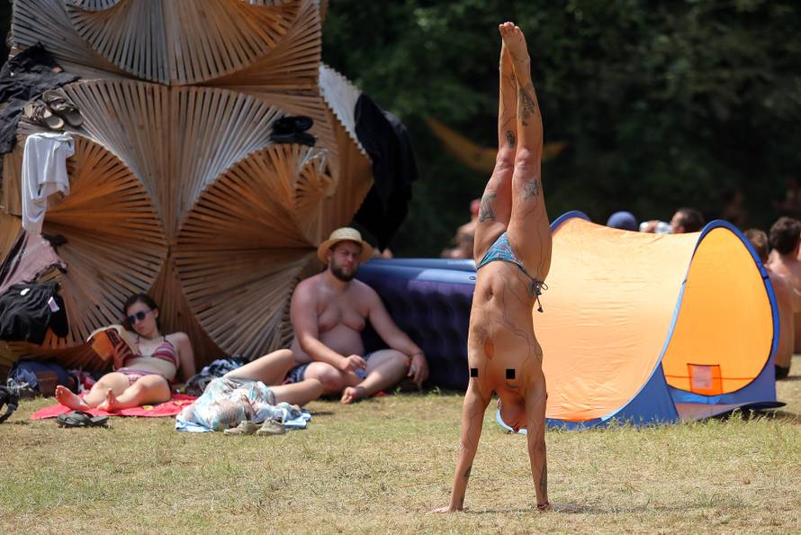 Gole grudi i psihodelija: Počeo Momento Demento na Mrežnici