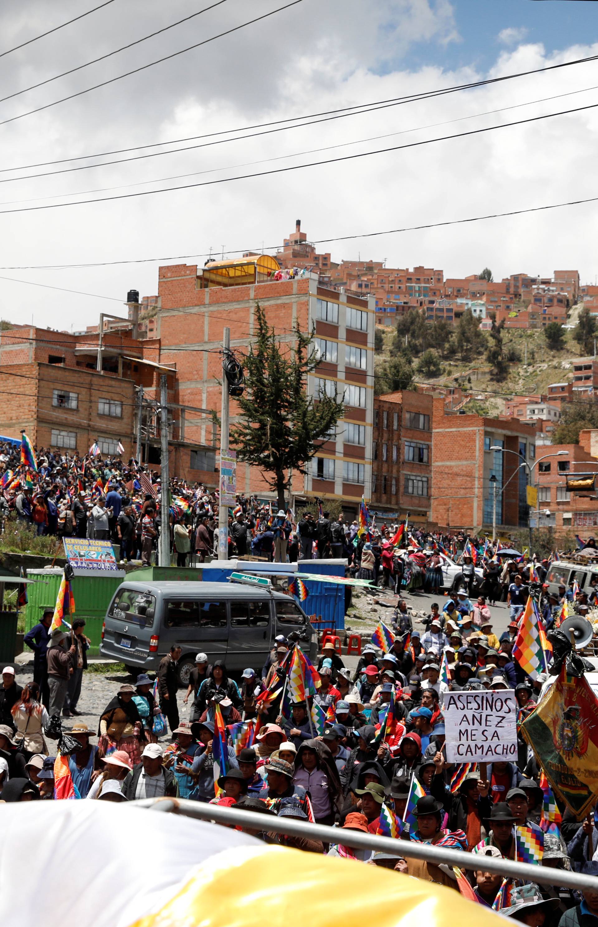 Kaos u Boliviji: Bacali lijesove nakon suzavca i batinjanja...