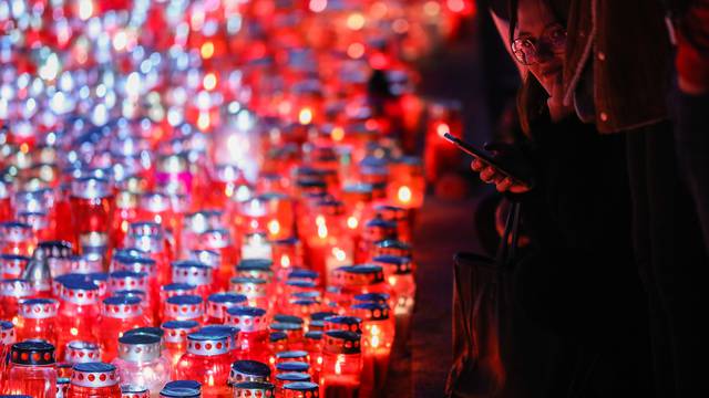Građani u večernjim satima na groblju Mirogoj pale svijeće za svoje najmilije
