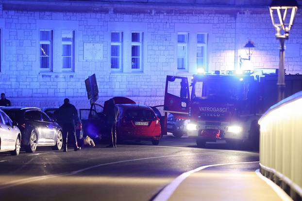 Trogir: Autom se zabio u parkirana vozila i poginuo