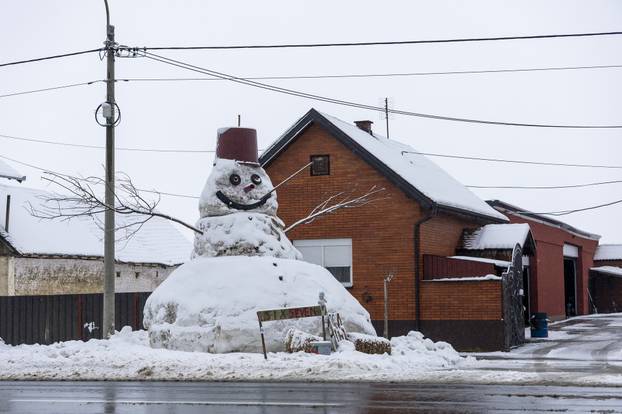 Bijelo Brdo: Napravljen  snjegović od otprilike sedam metara visine.