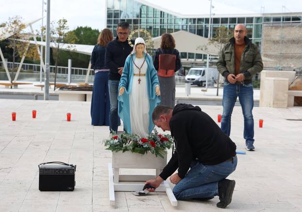Šibenik: Molitelji krunice ispred Gradske uprave