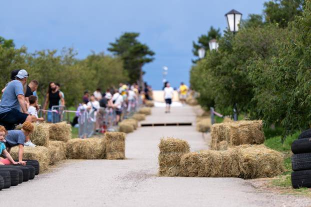 Senj: Održana 1. Senjska maškarana utrka 'Gravity race Senj 2025' podno tvrđave Nehaj