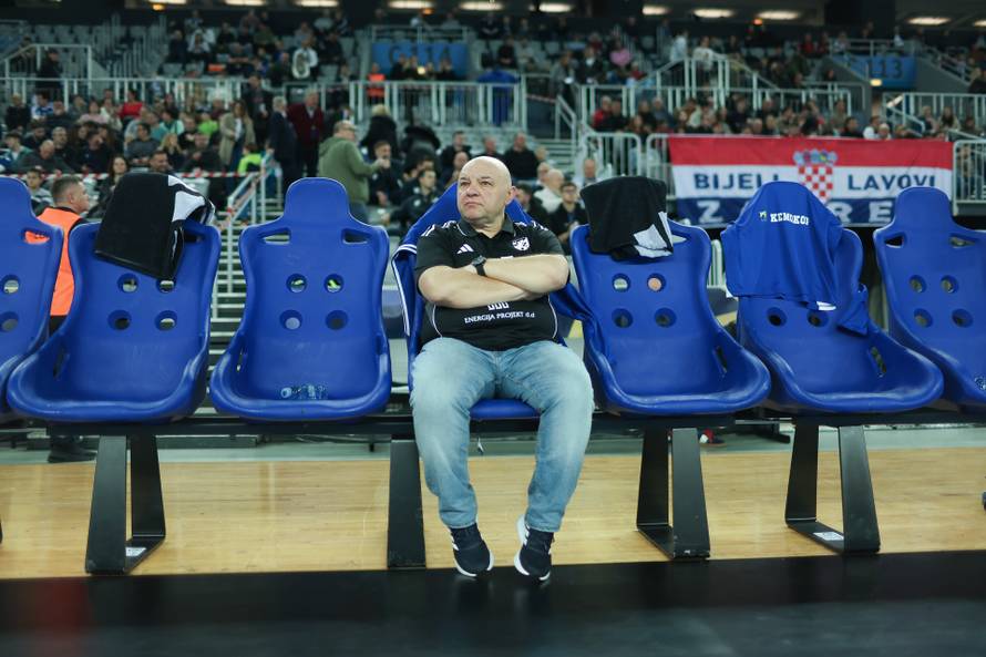 Zagreb: Zagrijavanje igrača uoči početka utakmice RK Zagreb i Paris Saint-Germain