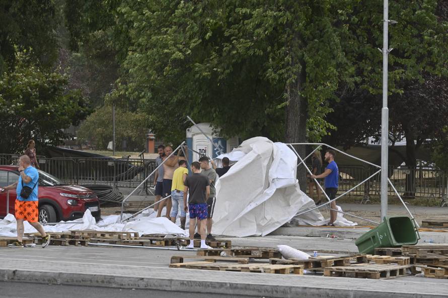 Beograd: Šatorsko naselje ispred Narodne skupštine Republike Srbije  se srušilo pod natelom jakog vjetra