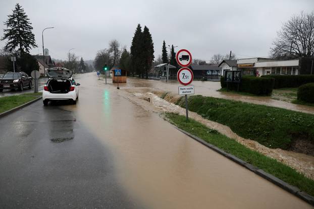 Poplava u Orahovici, voda prijeti kućama