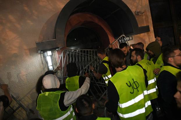 FOTO Studenti blokirali zgradu RTS-a u Srbiji, policija ih je tjerala i udarala pendrecima