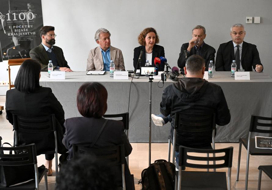 Zagreb: 1100 izlozba Hrvatskog Kraljevstva  u Klovicevim dvorima