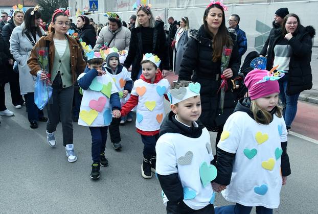 Sisak: Nekoliko stotina mališana iz dječjih vrtića i osnovnih škola sudjelovalo je na tradicionalnom Sisačkom fašniku