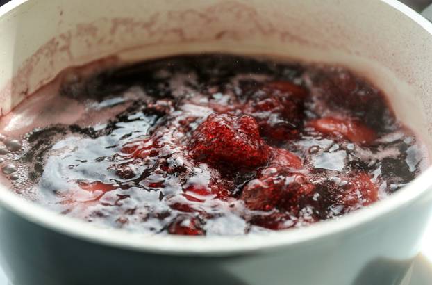 Svjetlucave pisanice kuhane u crnom i bijelom vinu i obojane prirodnim bojama