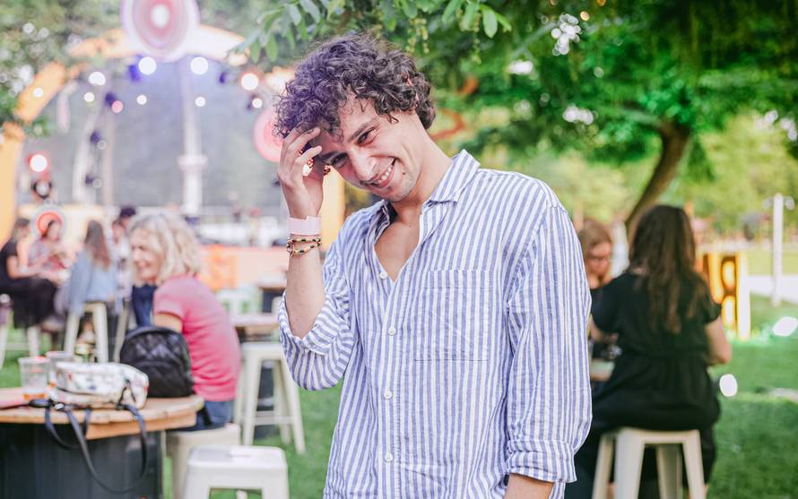 A gdje je nestala Mia? Držali su se za ruke, a sad je Filip Vidović stigao sam na popularni festival