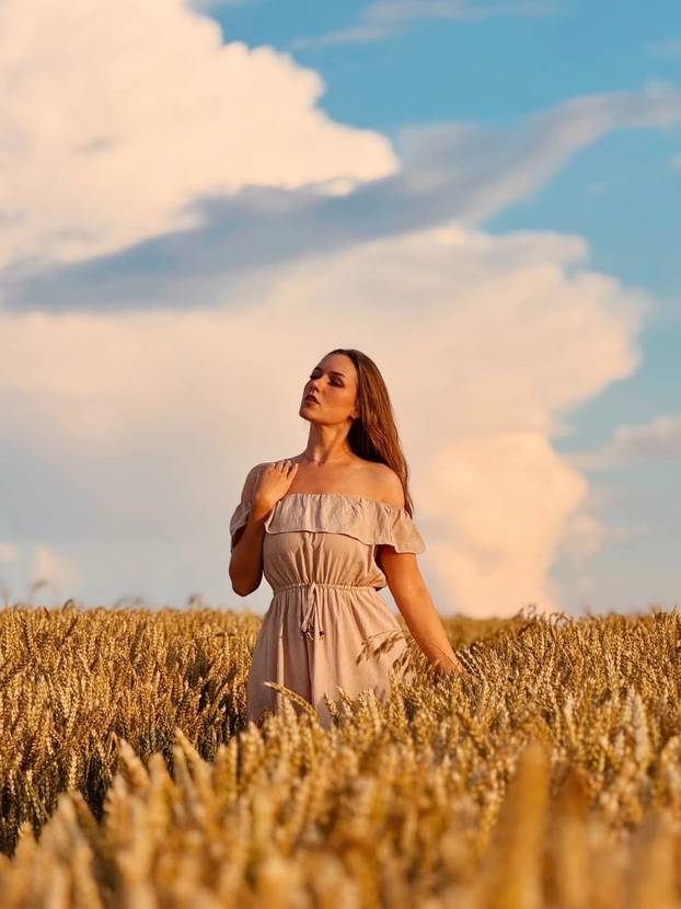 FOTO Vruća farmerica: Vozim traktor i radim teške poslove, ali uvijek u top kombinacijama