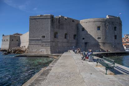 FOTO Sunčano vrijeme je u Dubrovniku izmamilo građane van, a najhrabriji se i kupaju