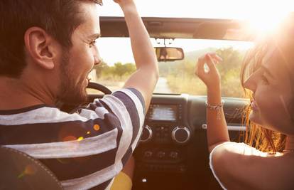 Psiholozi objasnili zašto tako uživamo u pjevanju dok vozimo