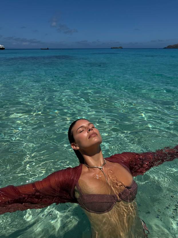 FOTO Ima svoj brend kupaćih, a kad vidite njezino savršeno tijelo, bit će vam sve jasno