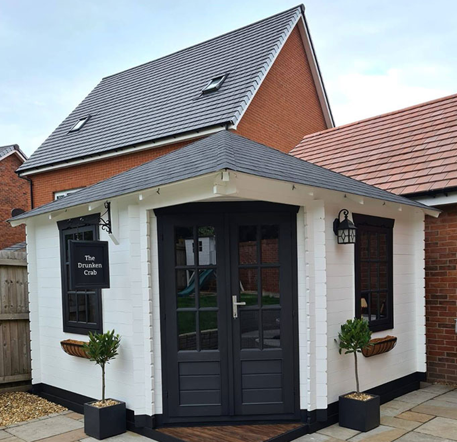 Muž i žena napravili mini-pub u vrtu pun prekrasnih detalja