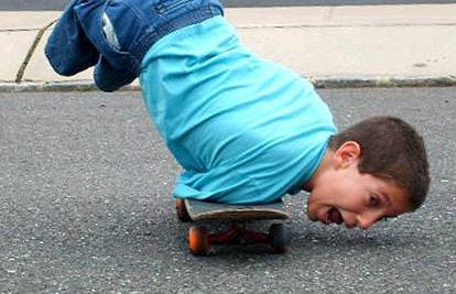  Nick (12) vozi skateboard bez obje noge i jedne ruke