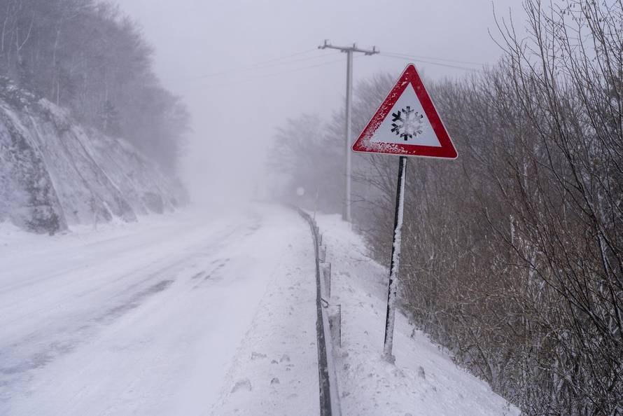 Vratnik: Bura i snijeg na cesti između Vratnik i Senja, cesta otvorena samo za osobna vozila