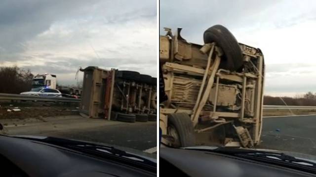 VIDEO Prevrnuo se kamion kod Sl. Broda, promet je usporen