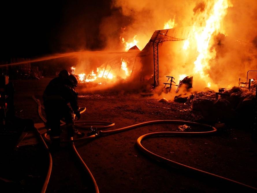 Skladište je gorjelo cijelu noć: Vatra istopila metalno krovište