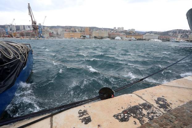 Rijeka: Olujna bura stvara valove i morsku pjenu u luci