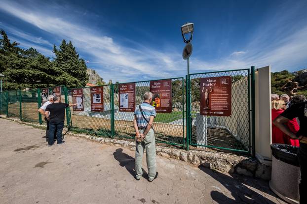Imotski: Otkriven spomenik Mati Parlovu ispred stadiona Gospin Dolac