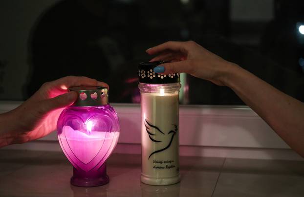 Zagreb: Građani upalili svijeće na prozorima za tragično umrlu djevojčicu